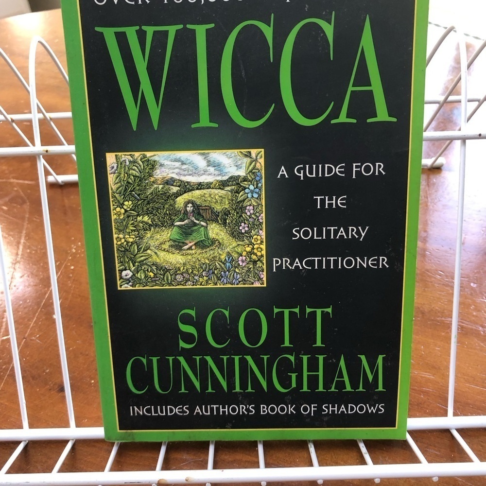 Wicca: A Guide for the Solitary Practitioner Book
